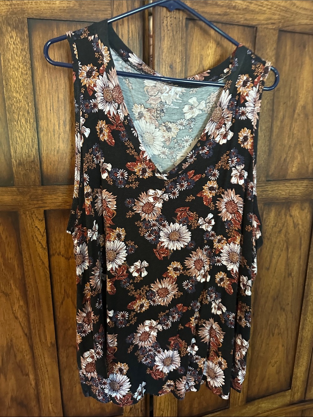 Sleeveless Floral V-Neck Tank Top in Black and Rust